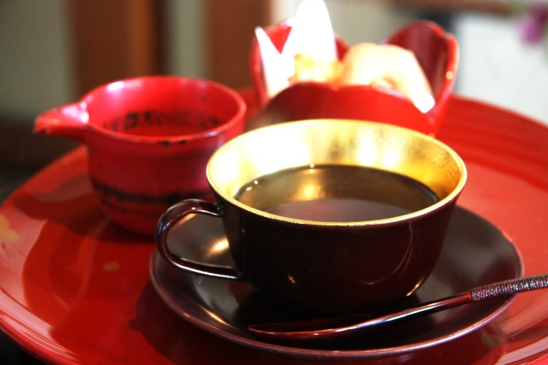 併設された喫茶店は、コーヒーカップやスプーンを始め、テーブルやイスに至るまで漆器尽くしな豪華な空間。