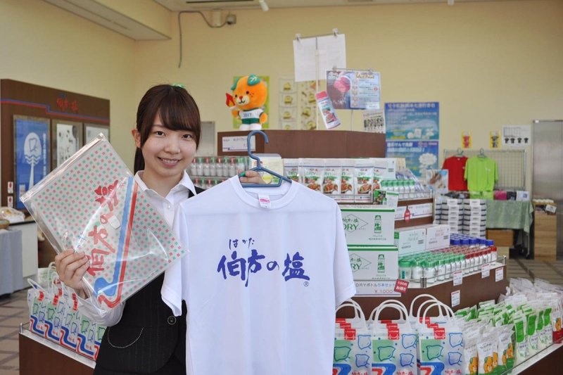 売店では、たくさんの塩製品のほかに、伯方の塩を使った商品や工場限定の商品が販売されている。ロビーには、薄い塩水を試飲できるコーナーや、塩の実験コーナーなどがあり、塩について見て学ぶことができる。