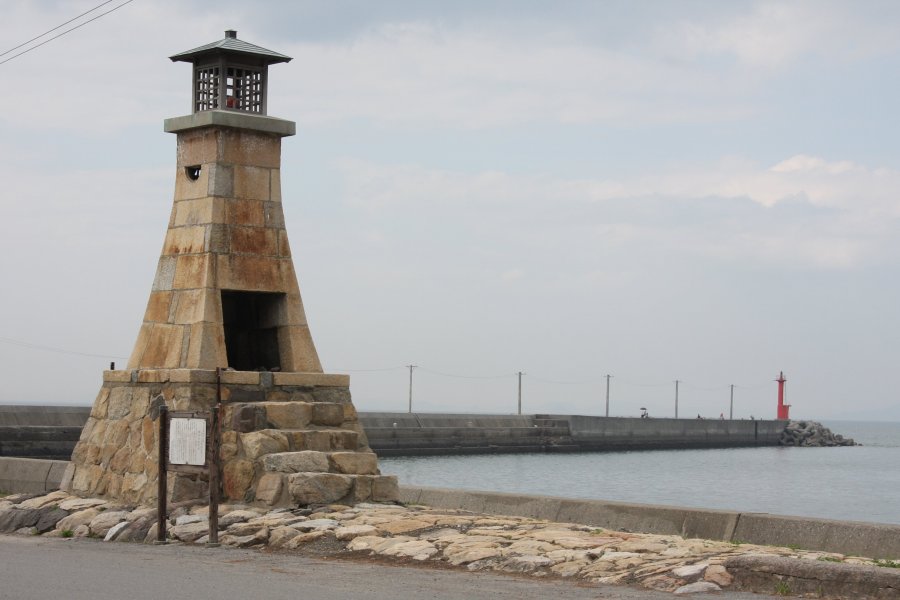 木造であった灯台を明治3年に石造に改め、それから形を変えることなく地域の人々に見守られている。