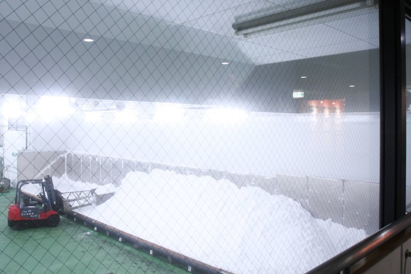 見学窓からは塩の製造工程を順を追って見ることができ、自然乾燥される白く輝く塩の山には驚かされる。
