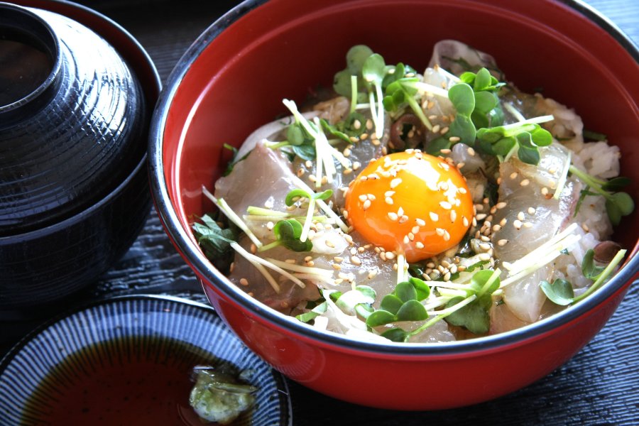 その日の朝に獲れたばかりの新鮮なアジやタイを使用した海峡めし。ミョウガや大葉などの薬味は甘いタイとの相性が抜群。