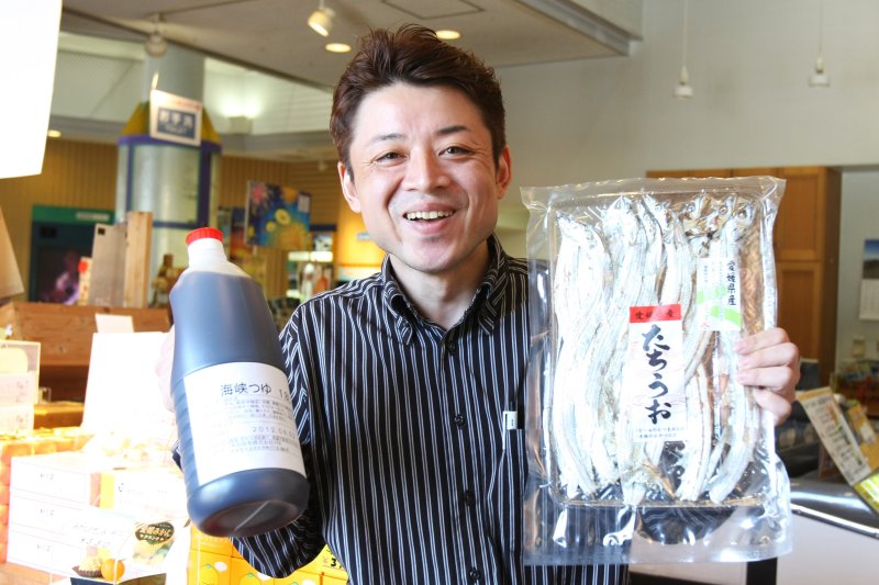 瀬戸内の魚介類のエキスがぎゅっと詰まった、何にでも使えるオリジナルの万能だしである「海峡つゆ」は、ここでしか買えない自慢の逸品。