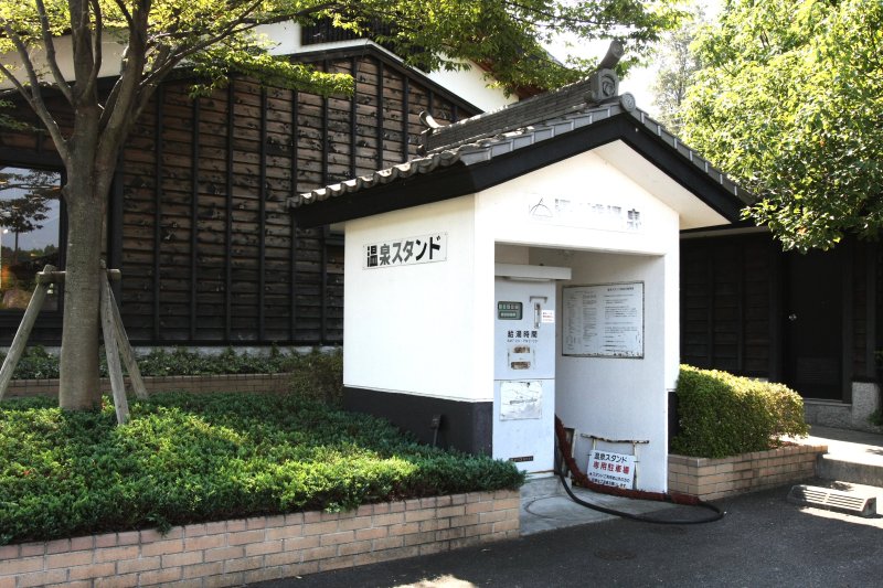 湯ノ浦温泉の源泉が引かれた、全国でも珍しいセルフの温泉スタンドでは、100円で100Lの温泉水を買うことができる。
