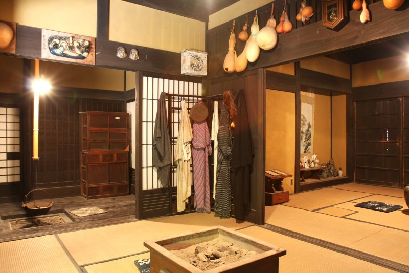 茅葺屋根の民家と白壁の蔵の2棟からなる資料館。古民家内部は囲炉裏や土間などが造られた広い造りで、波方地域の生活を偲ばせる。
