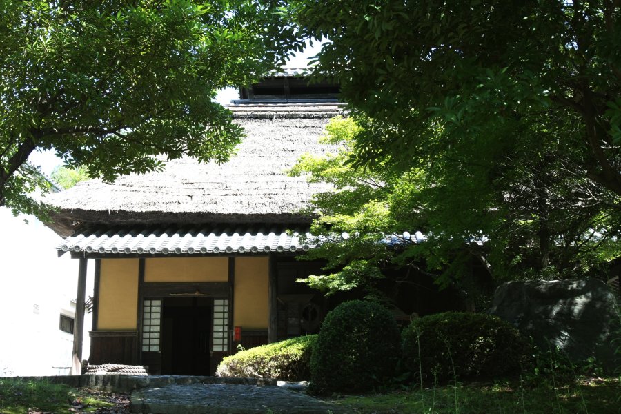 今ではあまり見ることのなくなった茅葺の屋根を有する古民家。