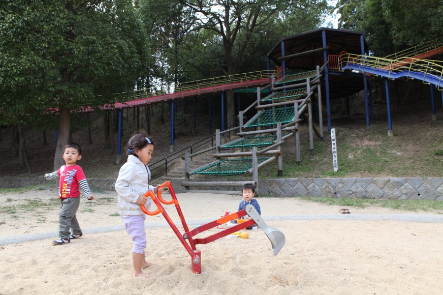 ショベルなどの砂場遊びの設備もあり、小さな子供も楽しく遊べる。すべり台の終着地点は砂場になっているので安心して遊べる。