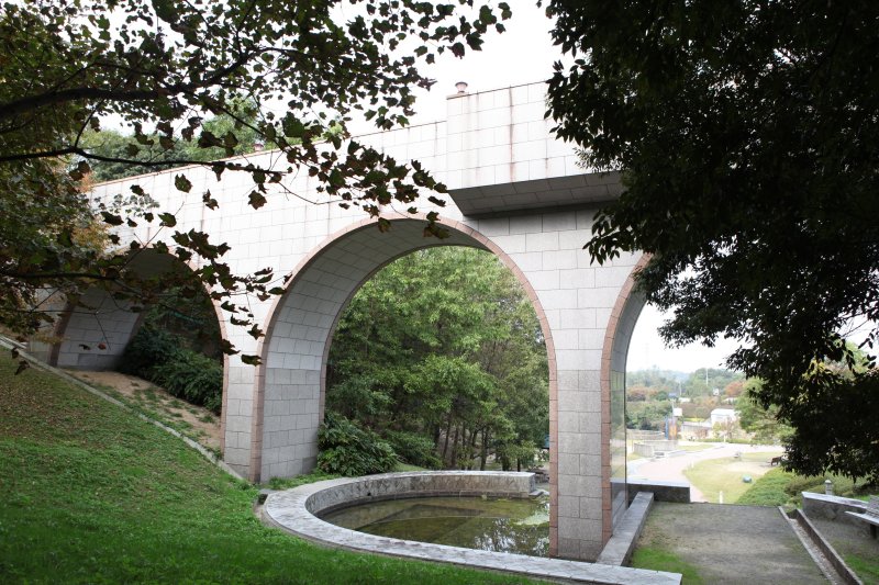 自然林の中に谷を跨ぐように造られたアーチ状の橋「森の橋」は、まるで森の上を歩いているかのような気分になれる。