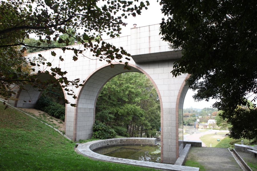 自然林の中に谷を跨ぐように造られたアーチ状の橋「森の橋」は、まるで森の上を歩いているかのような気分になれる。