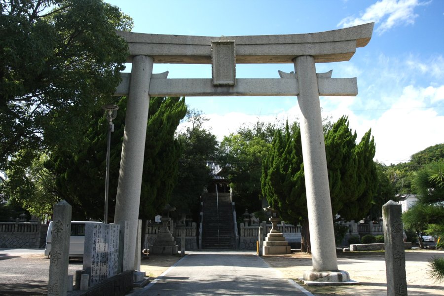 白い大鳥居の背後に繁茂した「ウバメガシの樹林」は、この地方では珍しい貴重なものとして今治市の天然記念物に指定されている。