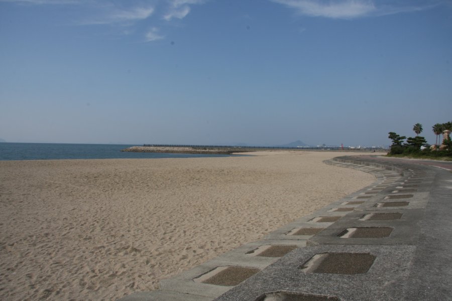 浜辺には遊歩道が整備されており、近所の人々が散歩したり談話したりと憩いの場となっている。