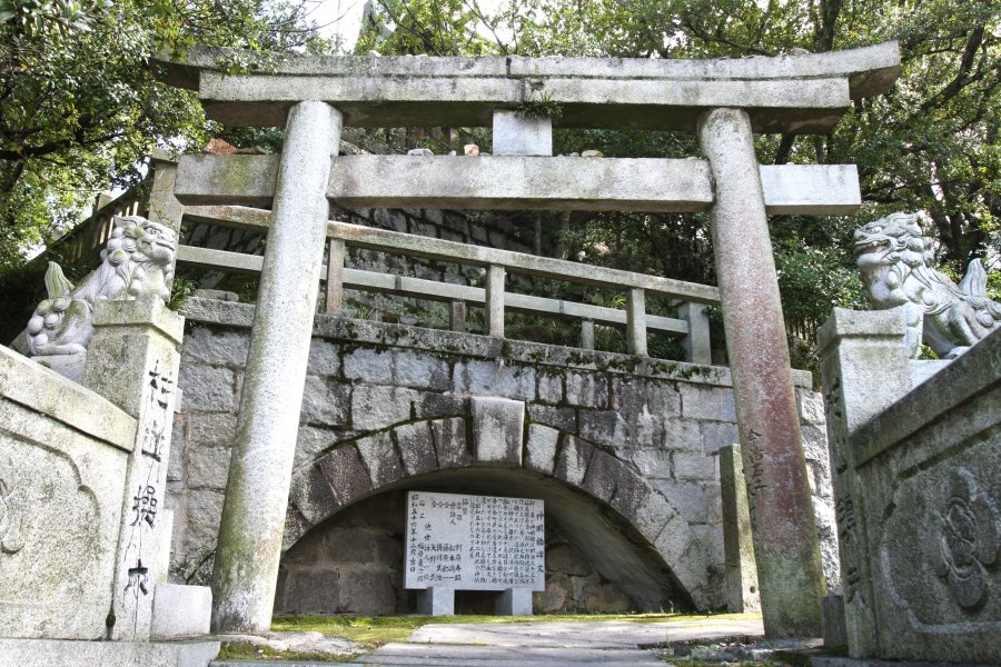 境内には、県内では珍しい石造アーチ橋の神明橋が移築保存されている。