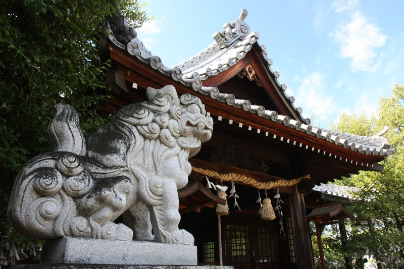 約50本あまりのウバメガシの古木に囲まれ、1718年に再建された本殿は、歴史を今に伝える神聖な佇まい。