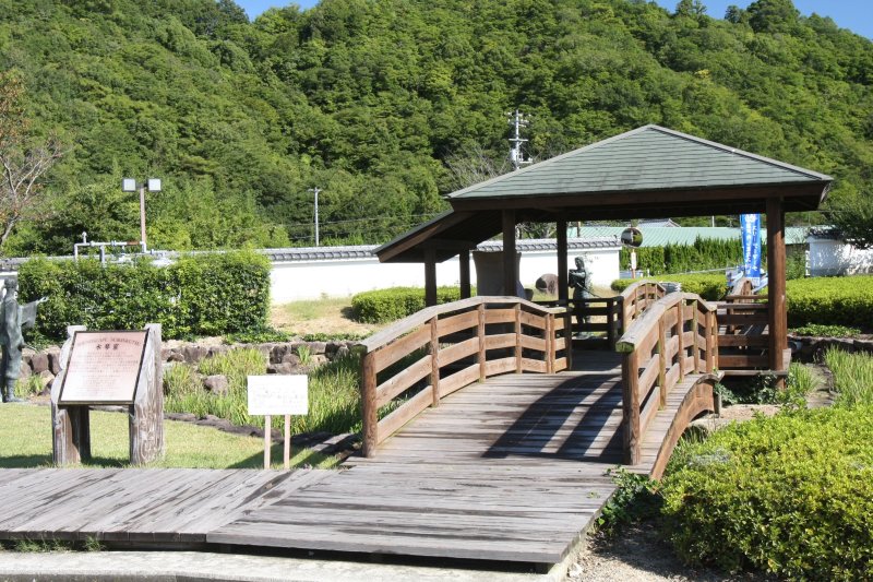 園内には散策の休憩に最適な東屋や、大三島の天然記念物であるクスノキをイメージした水琴窟などが設置されている。
