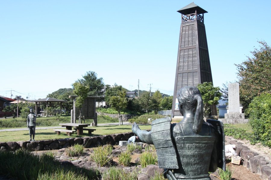 園内の池を挟んで見つめ合うように建つ鶴姫と恋人の安成の像が、結ばれない運命である2人の伝説を表現している。