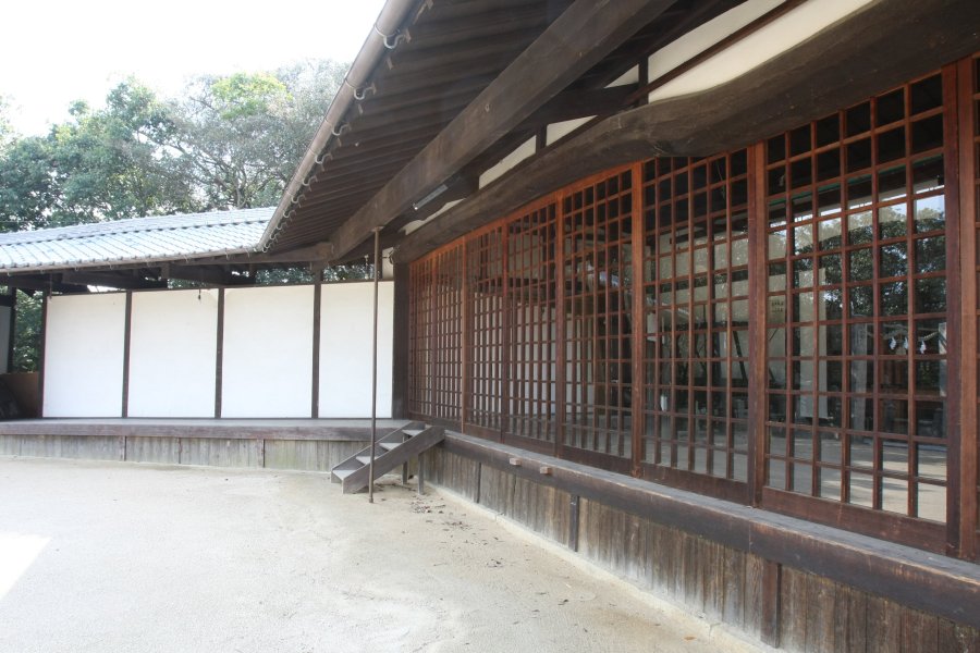 境内にある花道の付いた「芝居小屋」は1850年に建造されたもので、200年以上の歴史を誇る「春市」では旅芝居が奉納される。