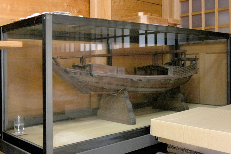 神社本殿に安置されている和船模型「八幡丸」は、1830年に奉納されたと言われ、水軍文化を知る上で貴重な資料となっている。