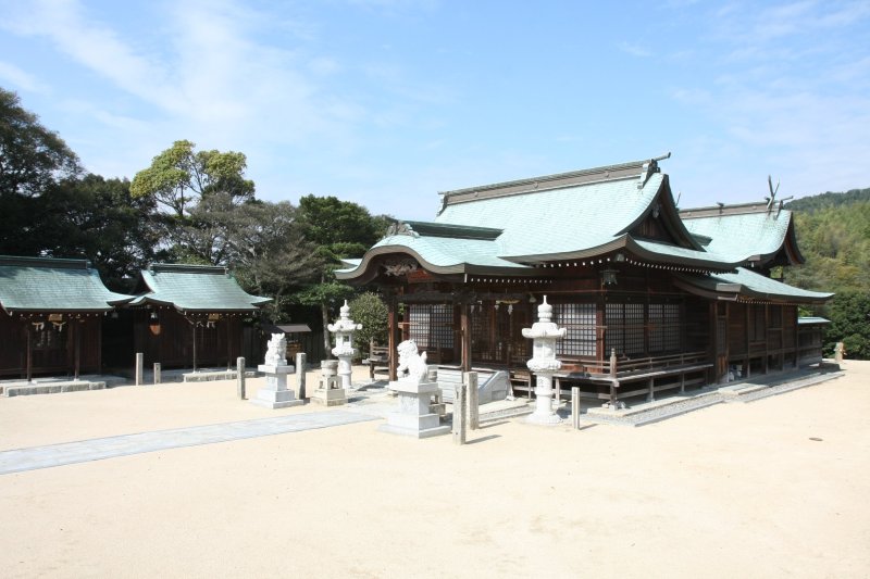 周囲を珍しいモッコクの大樹などが群生する森に囲まれた神社。