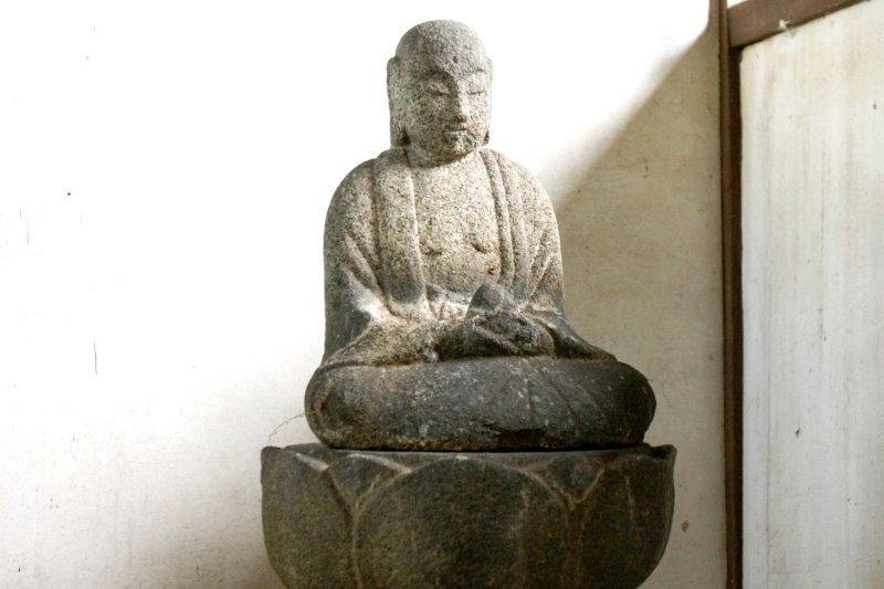 芋を抱いた格好をしている地蔵は、大三島の人々が下見吉十郎の功績を後世に伝えるため造ったものと言われている。