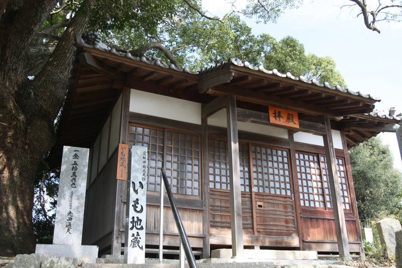 大木に寄り添うようにして建つ境内の拝殿裏に、地蔵が祀られているお堂がある。