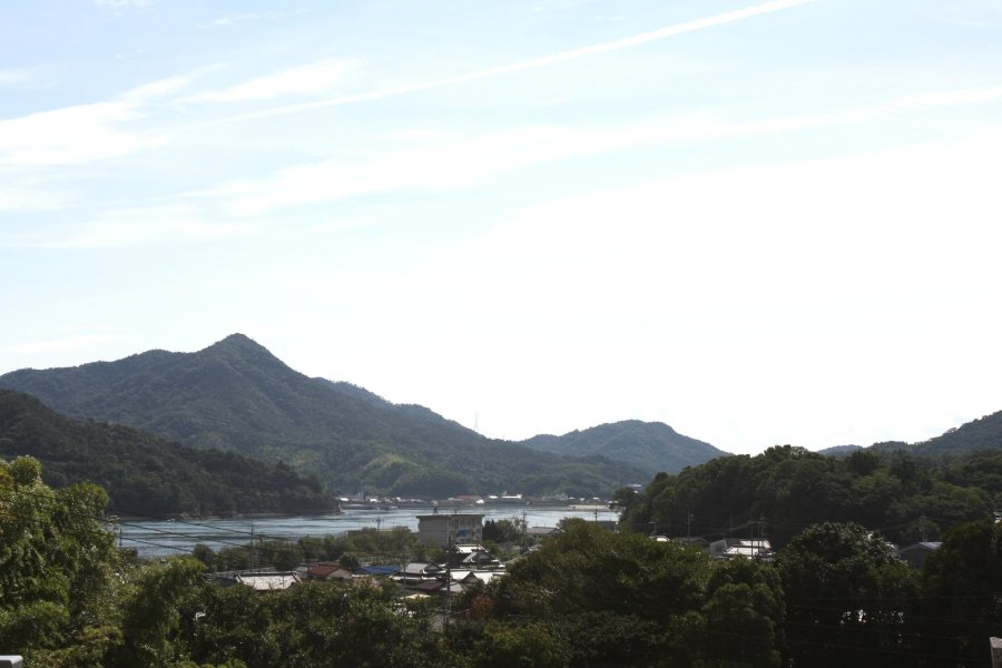 向雲寺の境内の小高い丘にあるお堂と拝殿からは、下見吉十郎がさつまいもを持ち帰り栽培を教えたという瀬戸内海の島々が見渡せる。