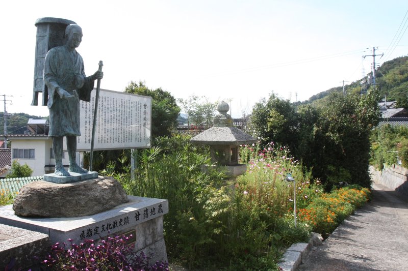 下見吉十郎の功績を称えて建てられた石像と記念碑の周りには草花が植えられ、島の人々の変わらぬ信仰の厚さが窺える。
