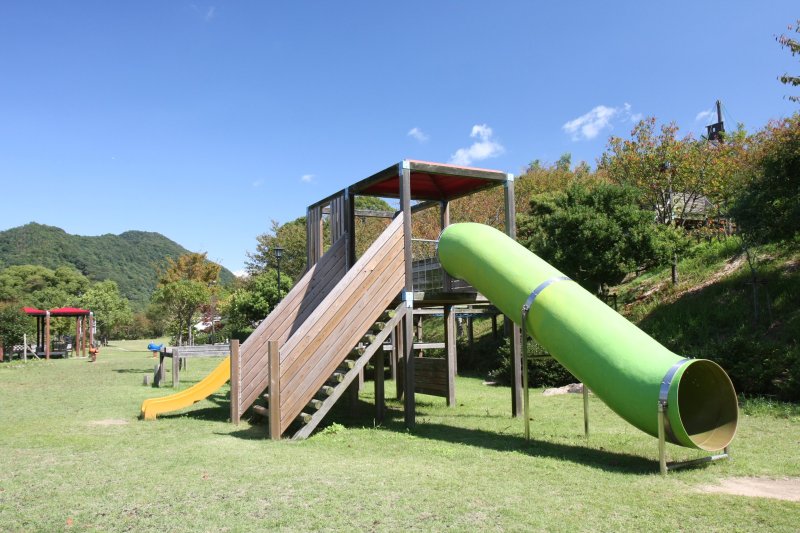 園内には小さな子供でも安心して楽しめる遊具があり、屋根付の休憩所は弁当を持ってピクニックするのに最適。