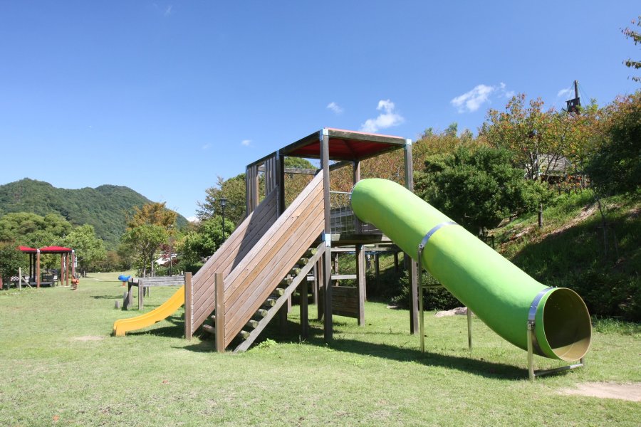 園内には小さな子供でも安心して楽しめる遊具があり、屋根付の休憩所は弁当を持ってピクニックするのに最適。