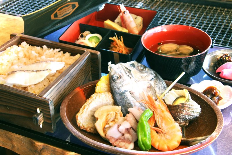 レストラン「汐の季」では、鯛めしを始め瀬戸内の新鮮な海の幸を豪快な網焼きで味わえる。