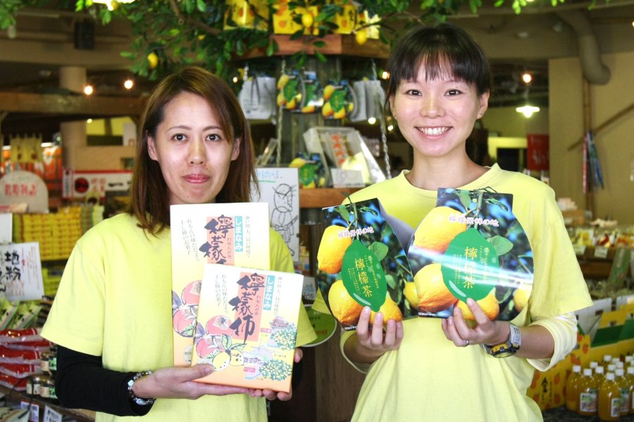 しまなみ海道の特産品や菓子類などが所狭しと並んだ店内での土産物選びも、旅の楽しみの一つ。