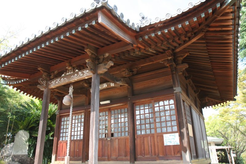 弘法大師が一刀彫をしたと伝えられる、救世観音像が祀られている白石山観音堂。釘を一切使わずに建立されている。