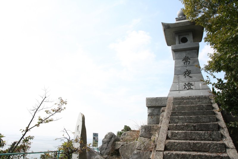 観音堂前に建つ常夜燈は、暗夜の風波の難を避けるため航行が難しいこの地に建てられている。常夜燈の階段上は見晴らしが良く、対岸の波方地区まで一望できる。