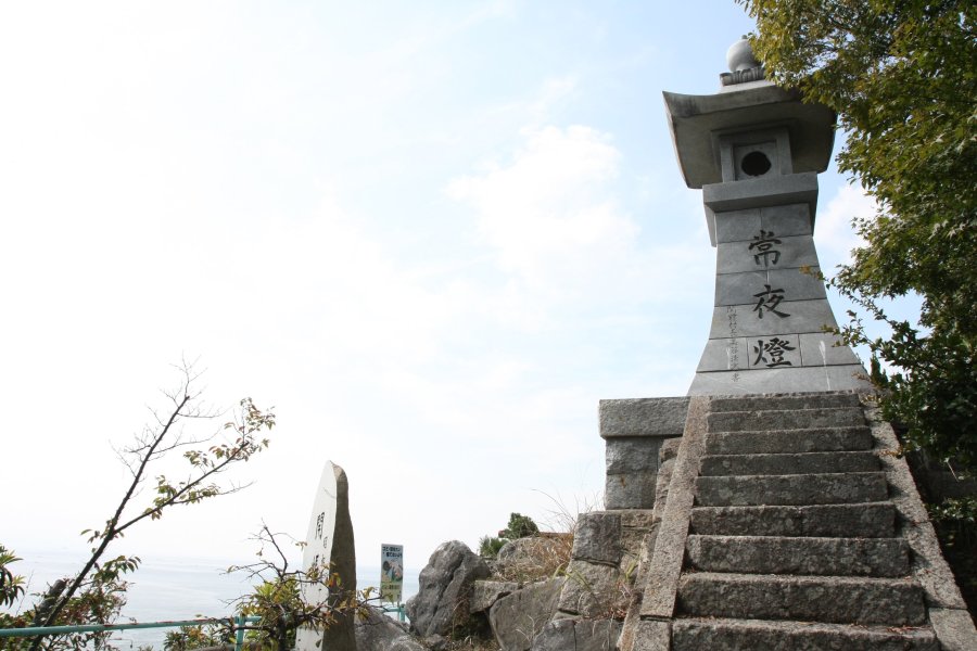 観音堂前に建つ常夜燈は、暗夜の風波の難を避けるため航行が難しいこの地に建てられている。常夜燈の階段上は見晴らしが良く、対岸の波方地区まで一望できる。