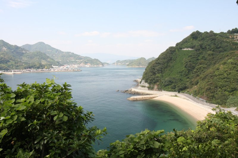 観音崎のたもとにある乗越海水浴場は、透明度が高く美しい白砂の海岸が広がる海水浴に最適な穴場スポット。