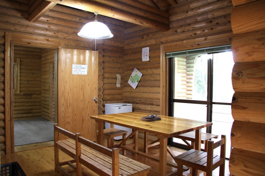 木の暖かさを感じられるログハウスには、炊事場が完備されているため、別荘感覚で利用することができる。
