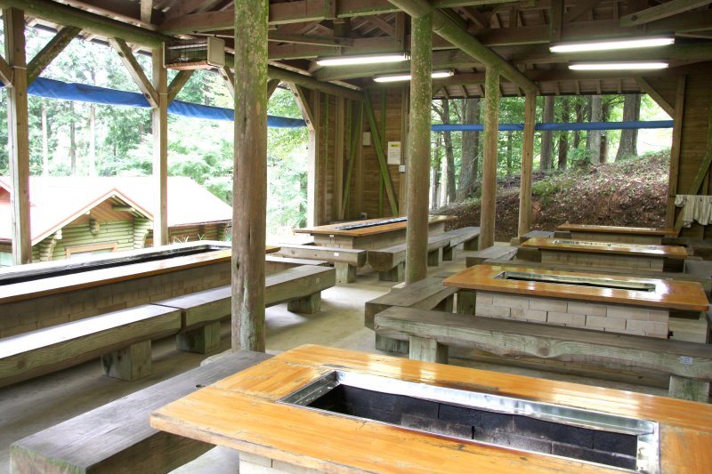 大自然の中で新鮮な空気を吸いながら楽しむバーベキューは格別。バーベキューハウスは、園内3ヵ所に設置されている。