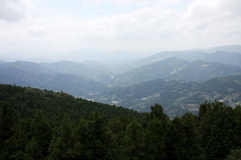 標高874mの秦皇山の頂上付近にある展望台からは中山の町並みを一望できる。緑豊かな山々を望めば、心も体もリフレッシュできる。
