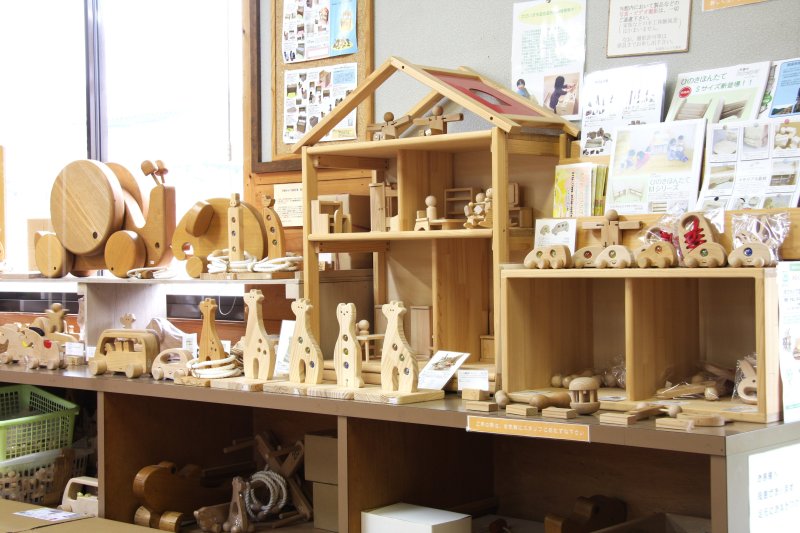 工房で制作され販売している多数の作品は、小さい子供のために安心して購入できる。