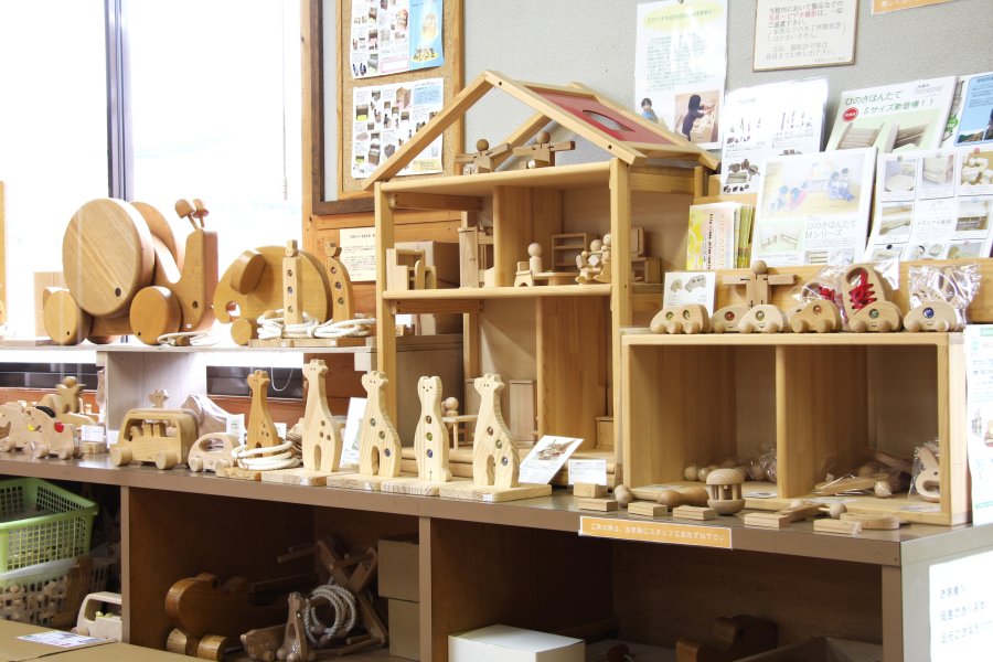 工房で制作され販売している多数の作品は、小さい子供のために安心して購入できる。
