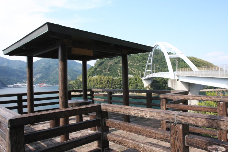 岡村大橋たもとの東屋は安芸灘とびしま海道サイクリングの休憩に最適。橋の下を行き来する船舶をのんびりと眺めることができる。