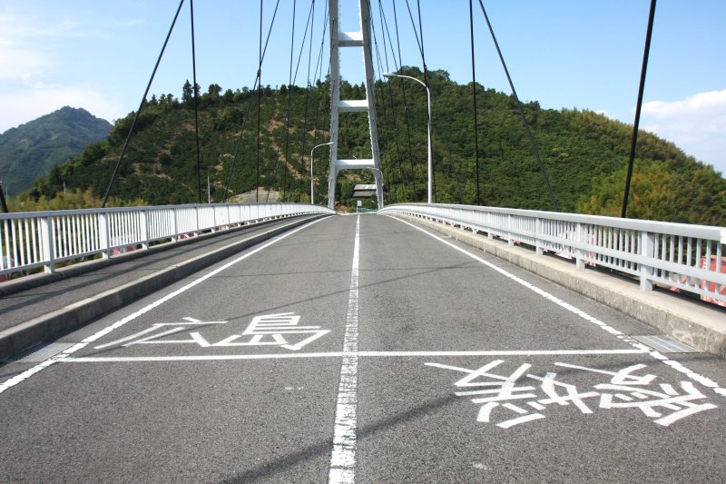 広島県との県境が橋の中央を通っている岡村大橋。橋の下は戸町瀬戸と呼ばれる潮流が流れている。