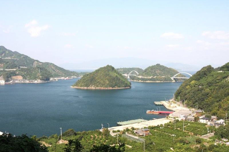 岡村島と大崎下島の間は2つの無人島を経由する3つの橋で繋がっており、これらの橋を総称し「安芸灘オレンジライン」と呼ばれている。