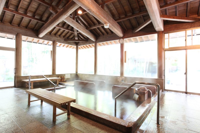 内風呂には、水圧が全身へ均等にかかり血管を拡張させる寝湯が設置されている。