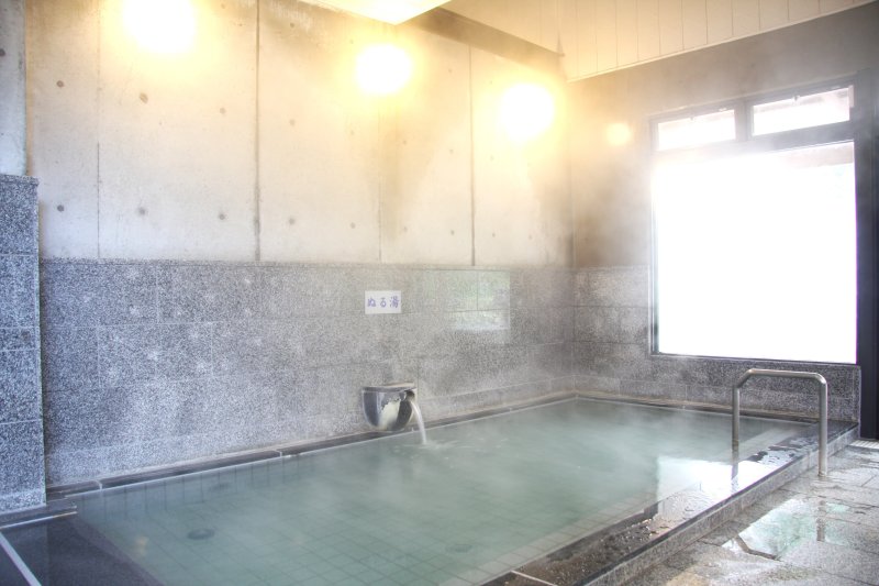 大浴場には「ぬる湯」があり、のぼせることなく効能豊富な温泉に浸かることができる。