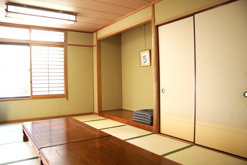 休憩室は和風な造りで広々としており、温泉から上がってひと息つく時間をより良い時間にしてくれる。
