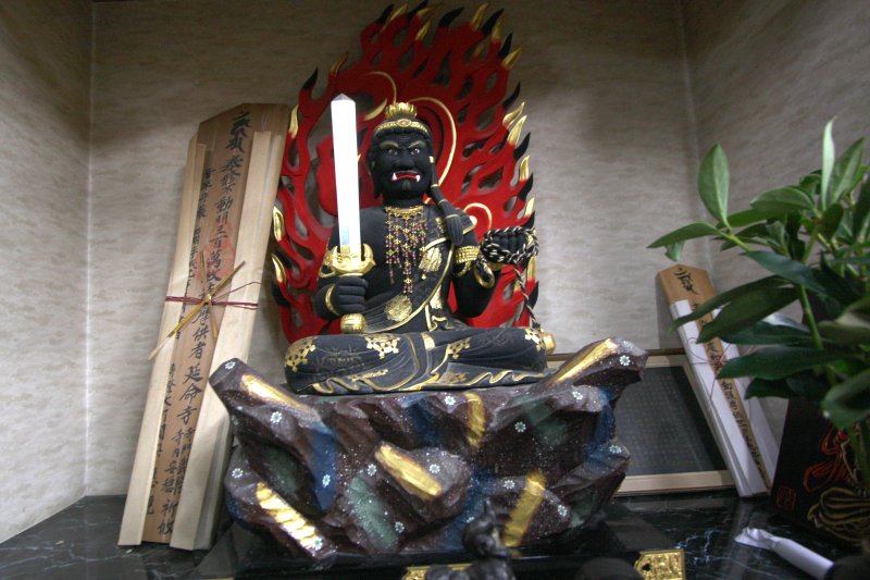 宝冠をかぶった珍しい不動明王座像で、再三の火災から逃れていることから｢火伏せ不動尊｣と呼ばれている。