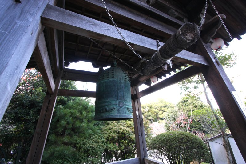 宝永元年に住職が私財を投じて鋳造された鐘楼。鐘の周囲には延命寺の由来が詳しく刻み込まれている。