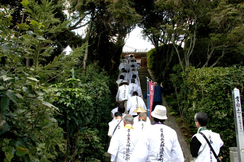 本堂から大師堂へは狭い石段でつながっている。 