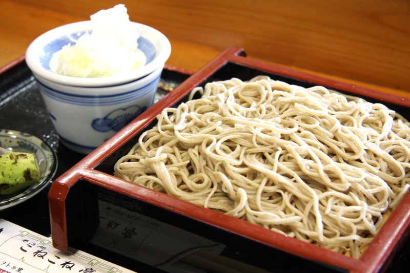 併設されたそば処「こねこね亭」で提供されるそばは、地元産を含む国産100%のそば粉を使用。