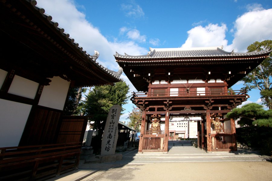 仁王像ではなく、内側も含めた四ヶ所に四天王を配置した山門は四国霊場では唯一の形式。