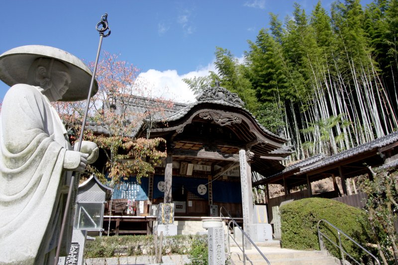 府頭山の麓に静かに佇む栄福寺は、海陸安全や福寿増長の祈願寺として信仰されている。 